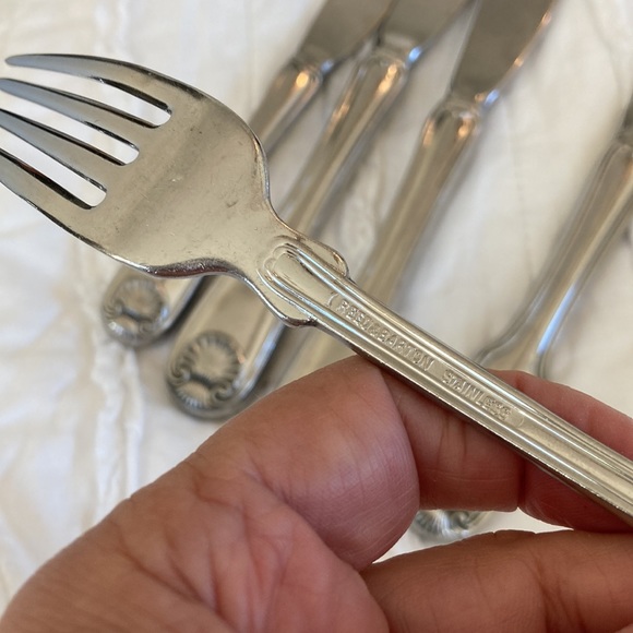 Reed & Barton 18/10 colonial shell pattern heavy stainless. Quality flatware - Picture 5 of 7